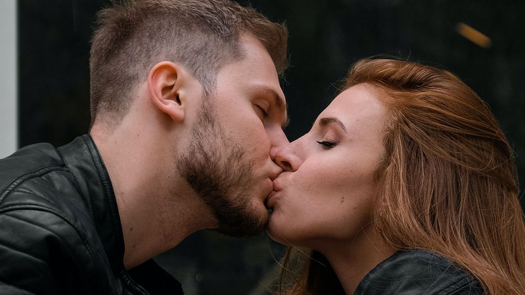 Un chico y una chica besándose