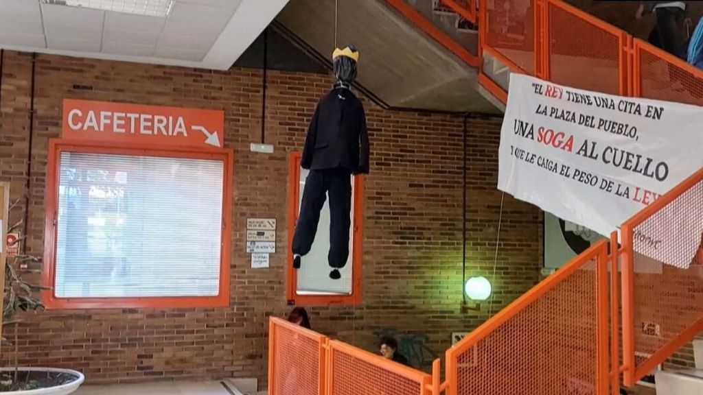 Un muñeco del rey aparece ahorcado en la Facultad de Políticas de la UCM