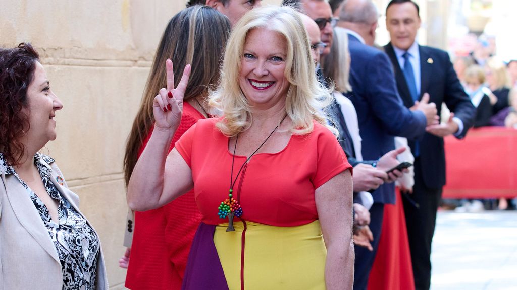 Cristina Pedrajas recibe en Córdoba a la reina Letizia vestida de bandera republicana 