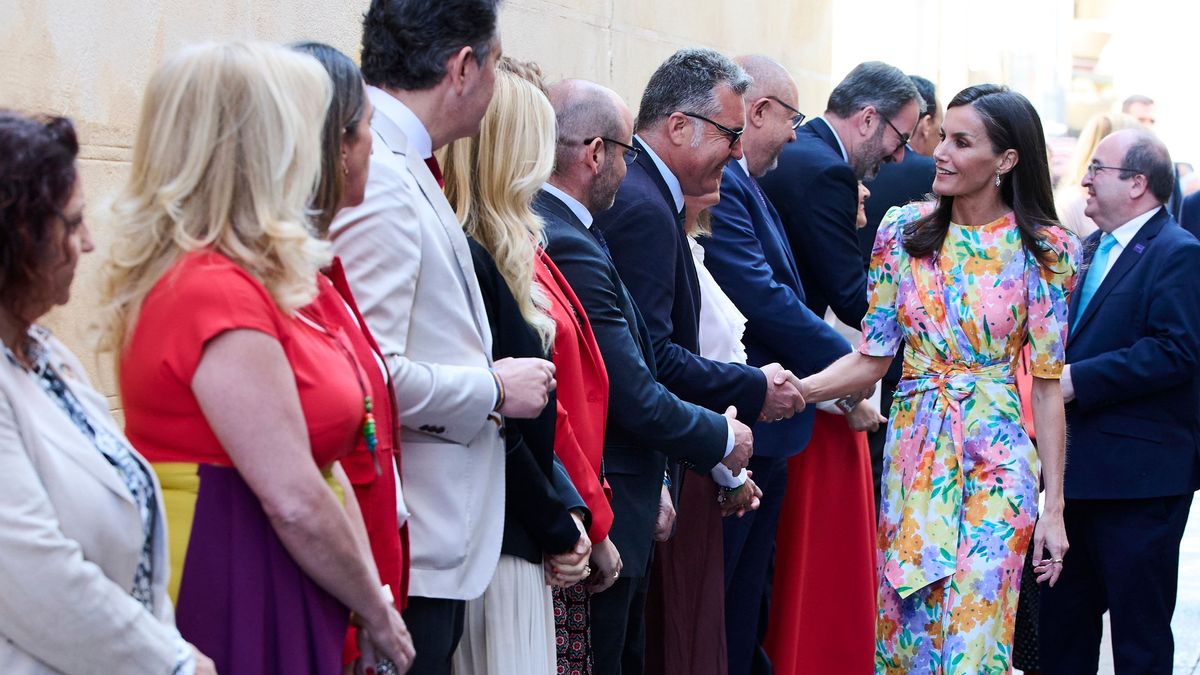 Una concejala de Podemos recibe en Córdoba a la reina Letizia vestida de bandera republicana 