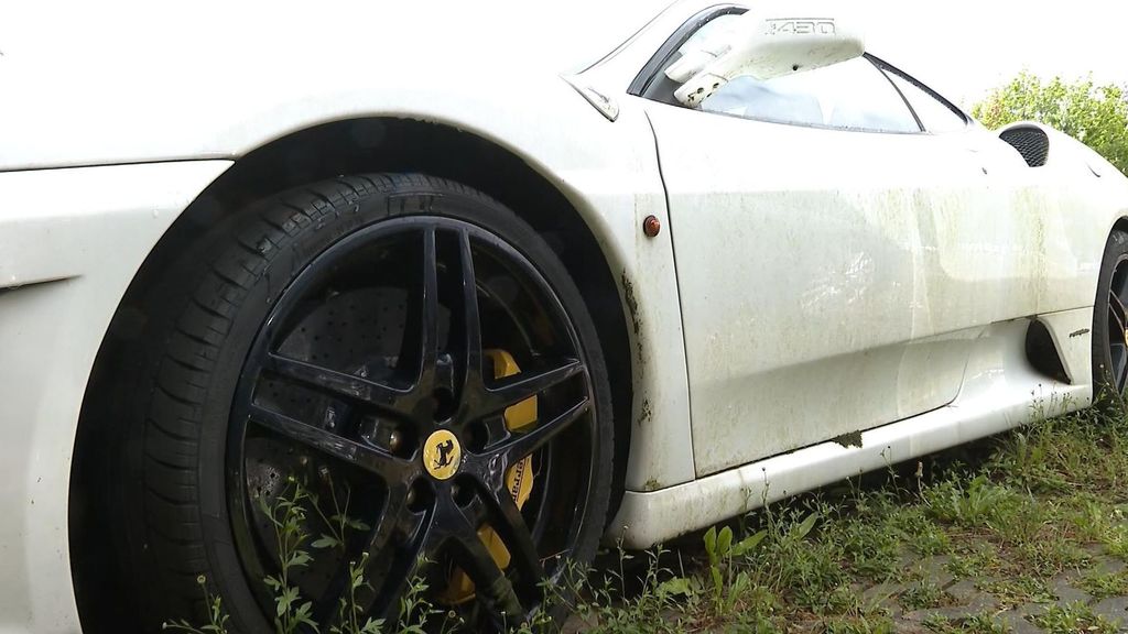 El Porche, Lamborghini y Ferrari incautados por la Ertzaintza, que se pudren a la intemperie en Oiartzun