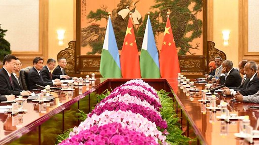 El presidente de Yibuti, Ismail Omar Guelleh, se reúne con el presidente de China, Xi Jinping