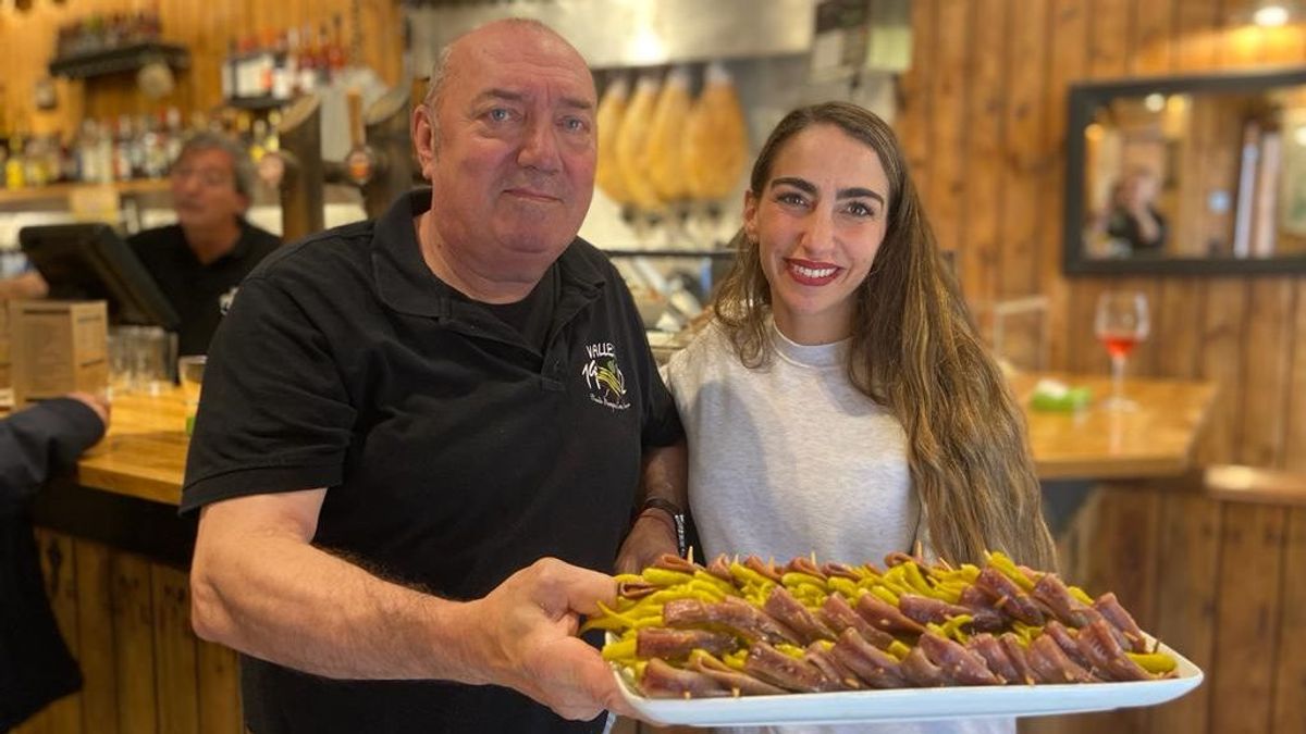 Juan Pedrera, encargado, junto a Nagore Vallés, actual propietaria del bar, muestran una bandeja repleta de sus sabrosas gildas.