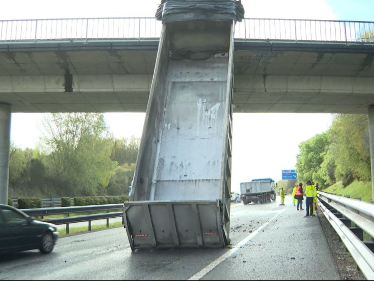 Las imágenes del accidente de un semirremolque de un camión de Lugo