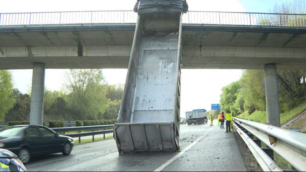 Las tremendas imágenes del accidente de un semirremolque de un camión de Lugo