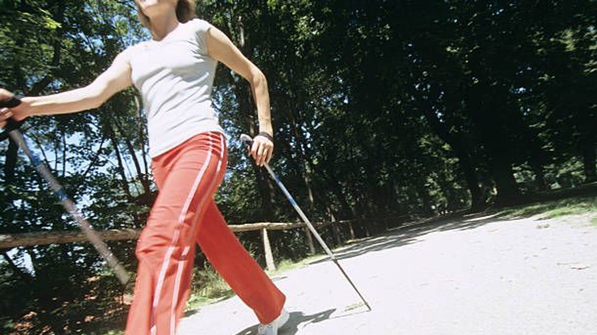 Marcha nórdica: ¿qué ventajas tiene caminar con bastones?