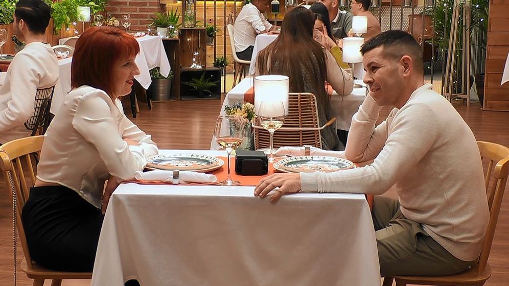 Mónica y Juan durante su cita en 'First Dates'
