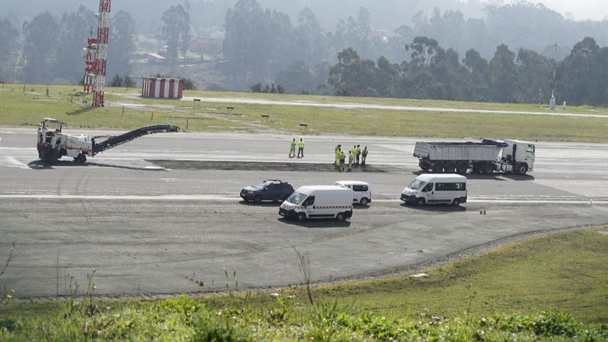 Obras en la pista del aeropuerto de Peinador, en Vigo (Pontevedra). Obras en la pista del aeropuerto de Peinador, en Vigo (Pontevedra).