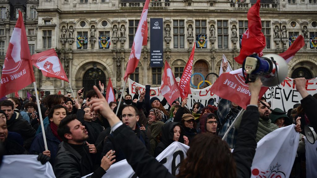 Protestas en Francia: cargan contra miles de manifestantes en el Ayuntamiento de París