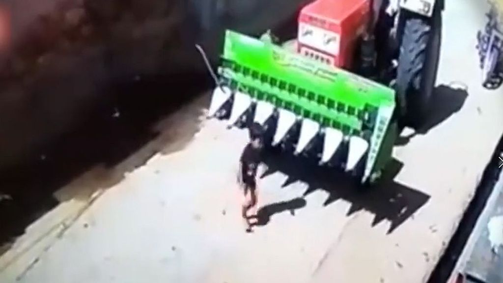 Vídeo viral | Un tractor pasa por encima de un niño en China