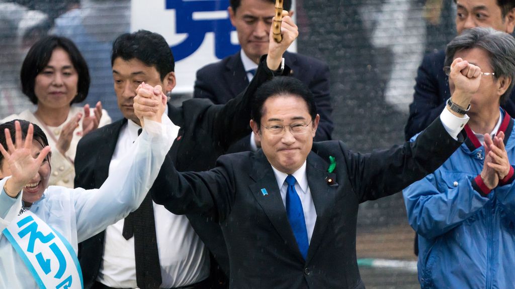 Ataque contra el primer ministro de Japón: explota una bomba de humo durante un acto electoral