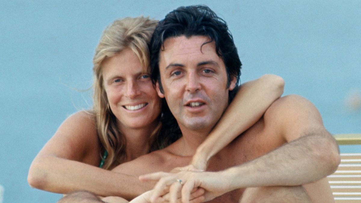 Paul McCartney y Linda durante unas vacaciones de verano