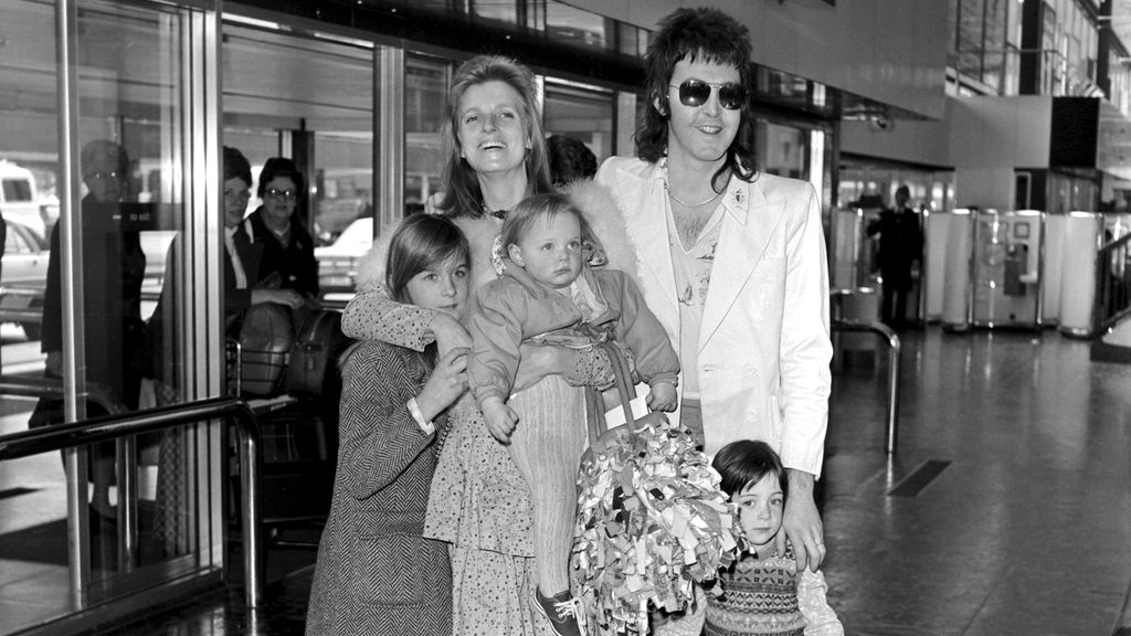 Paul y Linda McCartney con sus tres hijos