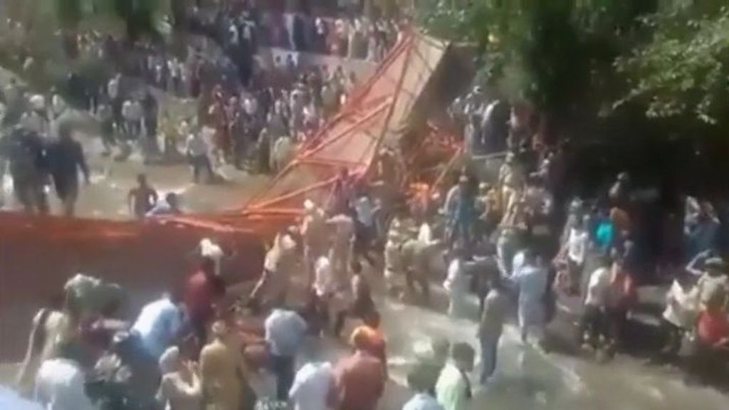 Un puente peatonal atestado de gente se derrumba en India