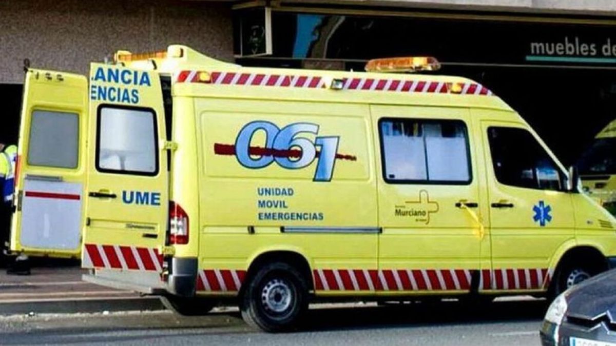 Una unidad del 061 ha atendido a la mujer que ha fallecido tras ser atropellada en la carretera N-340A, en Totana (Murcia)