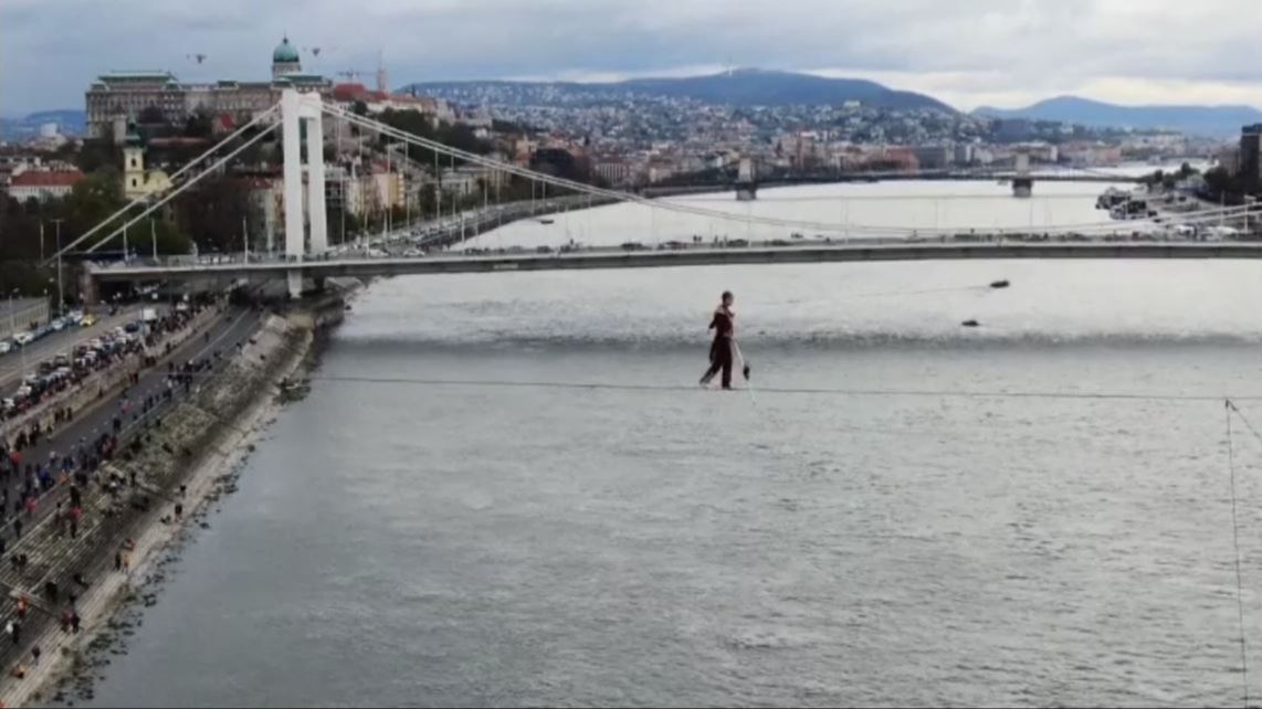 Un funambulista logra cruzar el río Danubio sobre un cable a 30 metros de altura