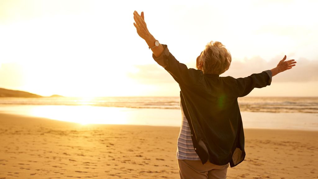 Una mujer feliz en la playa