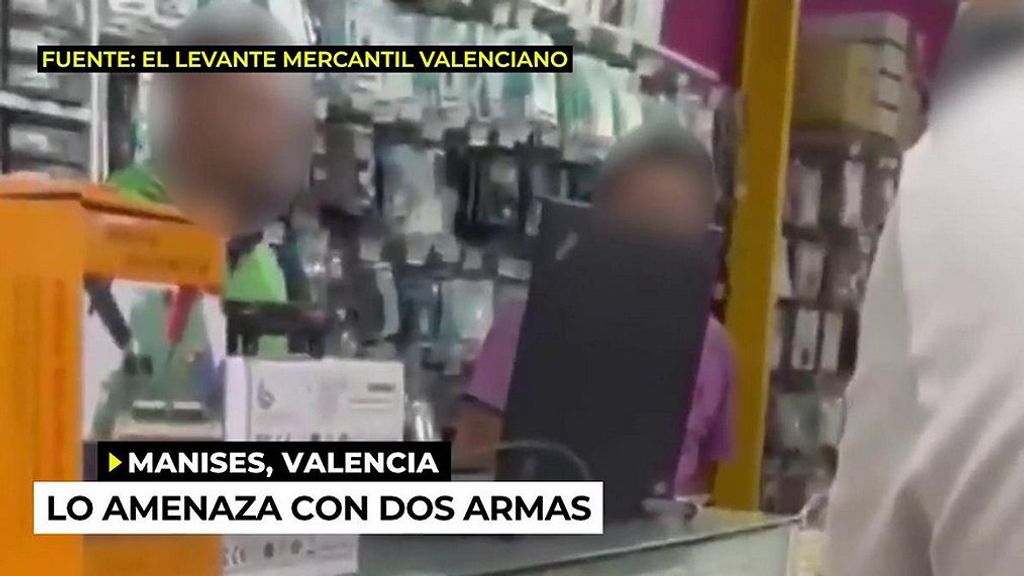 Amenaza con una pistola y una navaja al dependiendo de una tienda de telefonía: “¡Arréglame el teléfono”