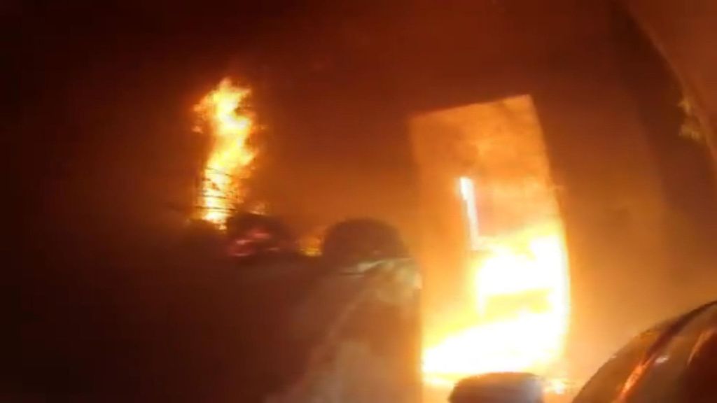 Dos bomberos heridos con quemaduras leves en el incendio de una vivienda en Albaida del Aljarafe, Sevilla