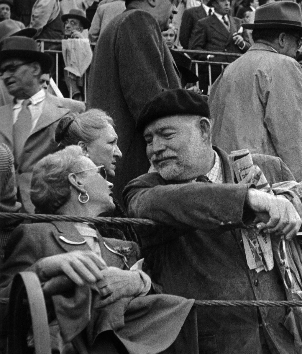 Hemingway, siendo feliz en Las Ventas, en 1954.