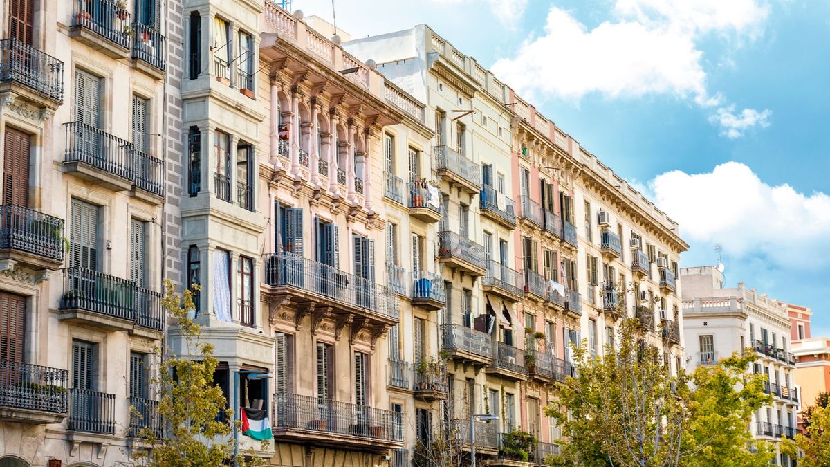Imagen de archivo de una calle con viviendas en Barcelona