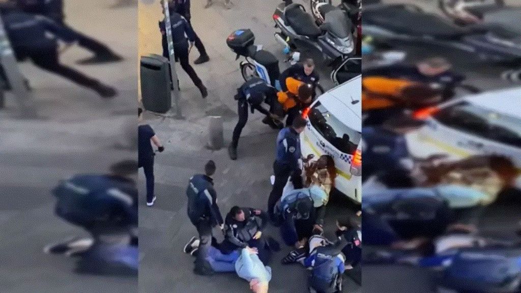 Polémica en redes por la detención en Lavapiés de Txepe, exetarra, tras quitar la porra a un policía