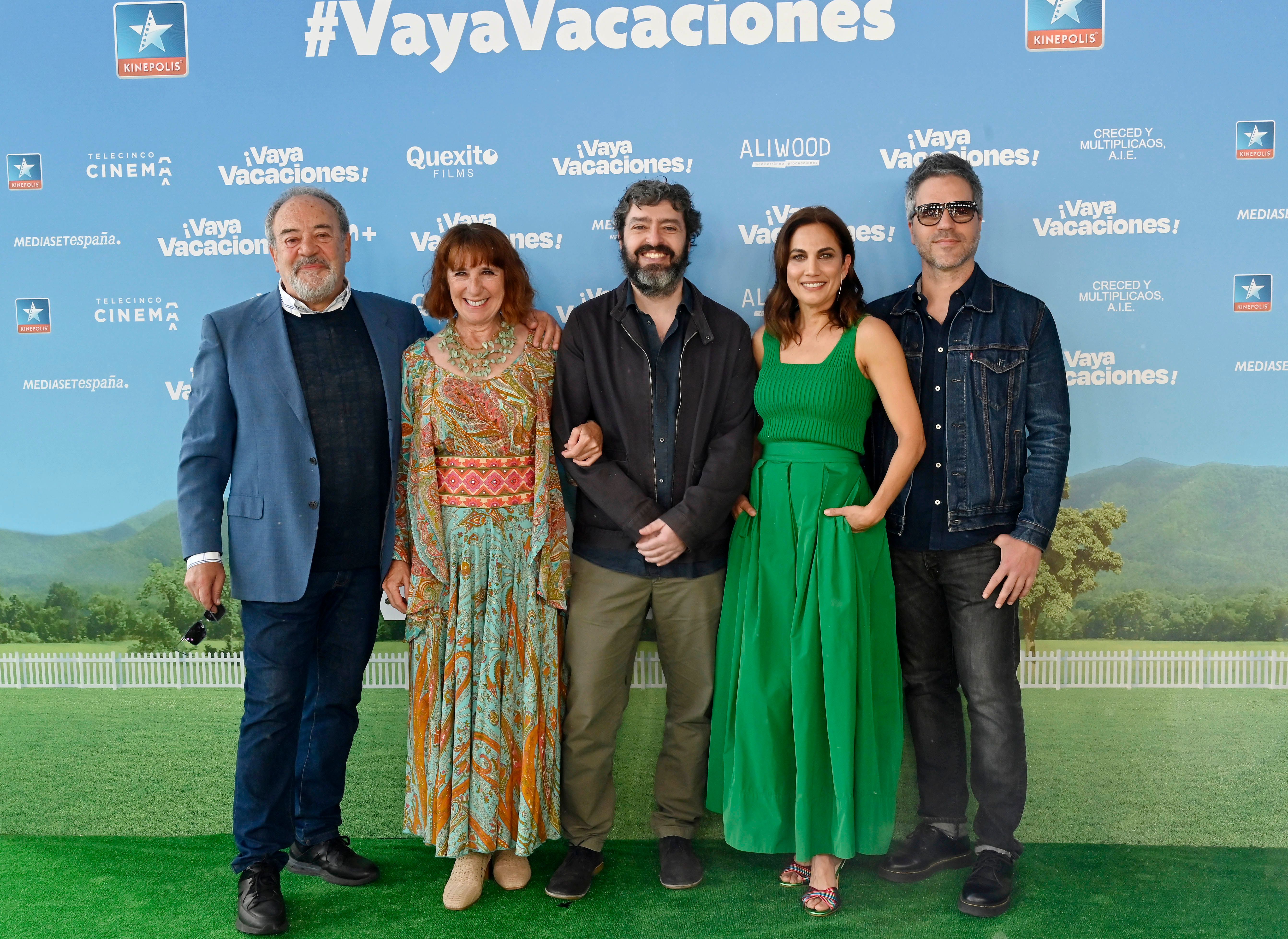 Los protagonistas de 'Vaya vacaciones' con Víctor García León