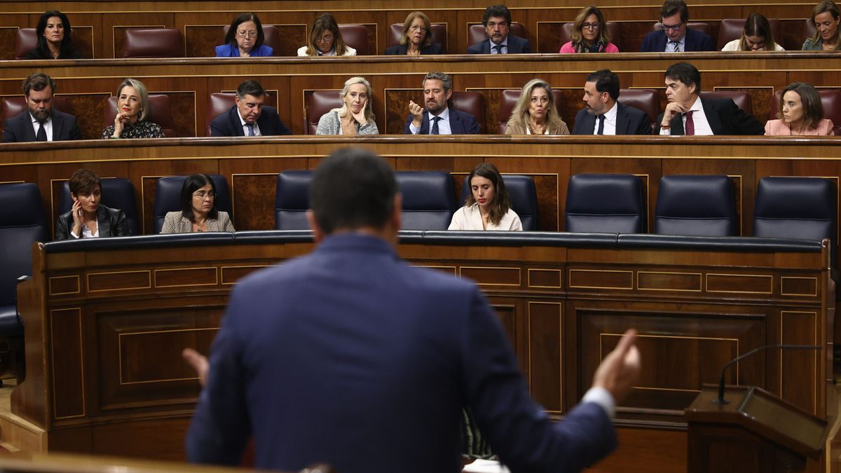 Pedro Sánchez se dirige a la bancada del PP con Irene Montero sentada en el banco azul en una imagen de archivo en el Congreso