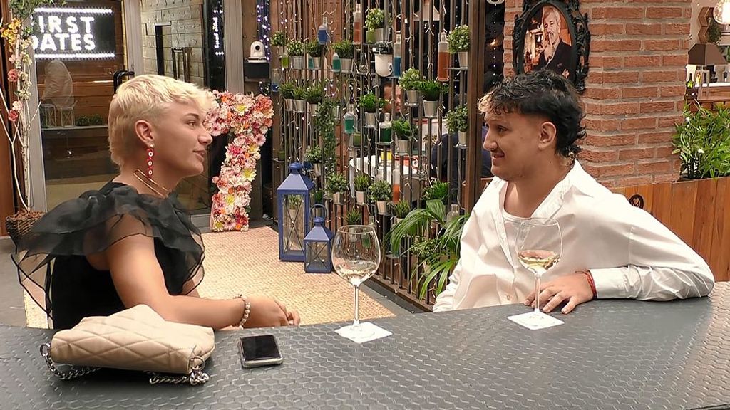 Pedro y Aran durante su cita en 'First Dates'