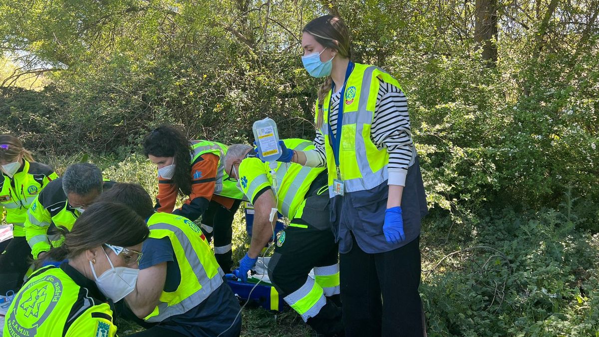 Sanitarios del Samur atendiendo al hombre apuñalado