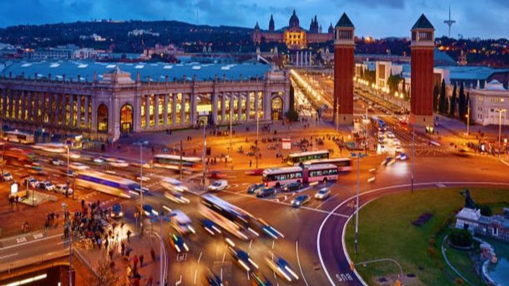 Vista nocturna de la Plaza España de Barcelona.