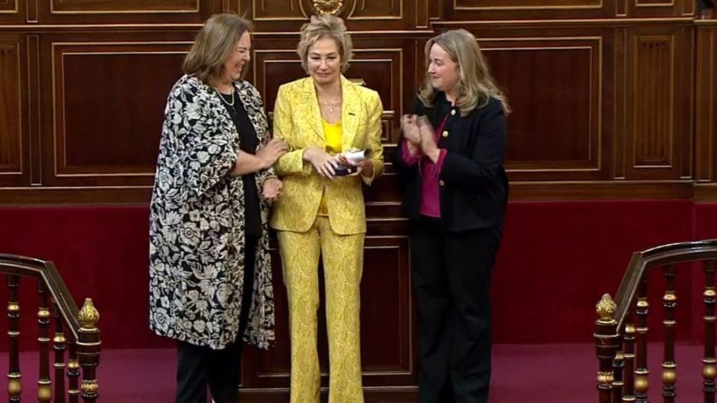 Ana Rosa, mientras le premiaban con la Cruz de la Dignidad.