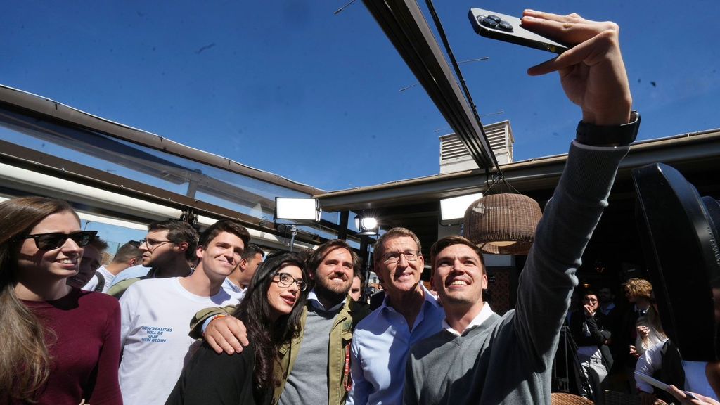 El presidente del PP, Alberto Núñez Feijóo, junto a jóvenes de su partido en la presentación del Plan de vivienda alternativo al del Gobierno