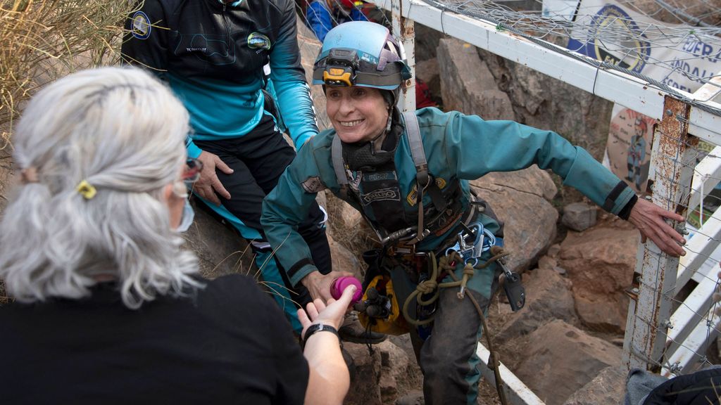 Espeleóloga saliendo de la caverna, 500 días después.