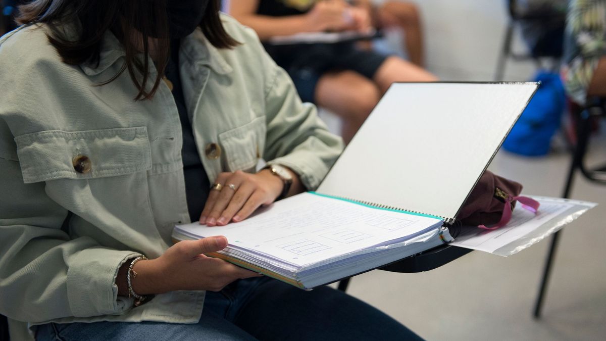 Imagen de archivo de un estudiante ante un examen Imagen de archivo de un estudiante ante un examen