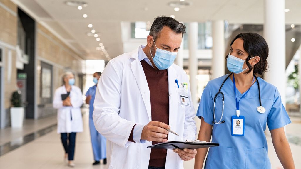 López Hoyos, inmunólogo: “Ha llegado la hora de acabar con la mascarilla obligatoria en hospitales”