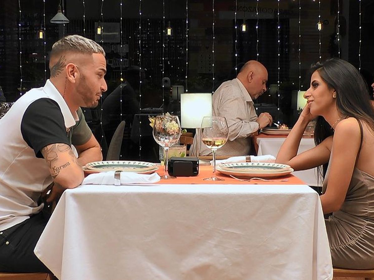 Una soltera de ‘First Dates’ muy preocupada por su escote: “Avísame si se  me sale un pezón”