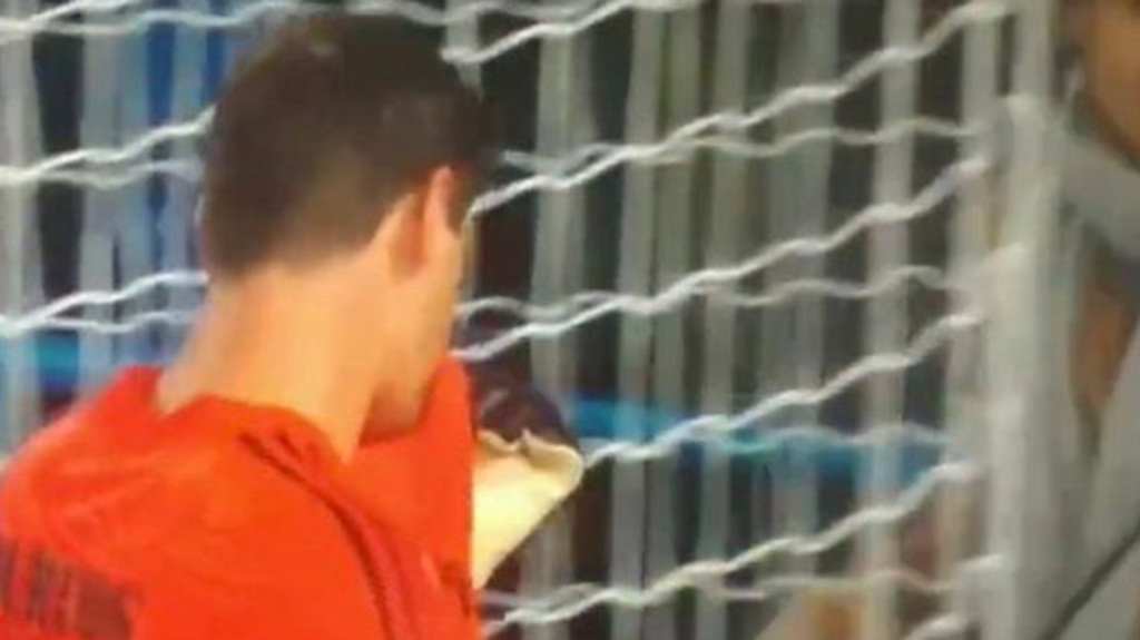 Courtois se olvida de su pasado: besa el escudo del Real Madrid ante los aficionados del Chelsea