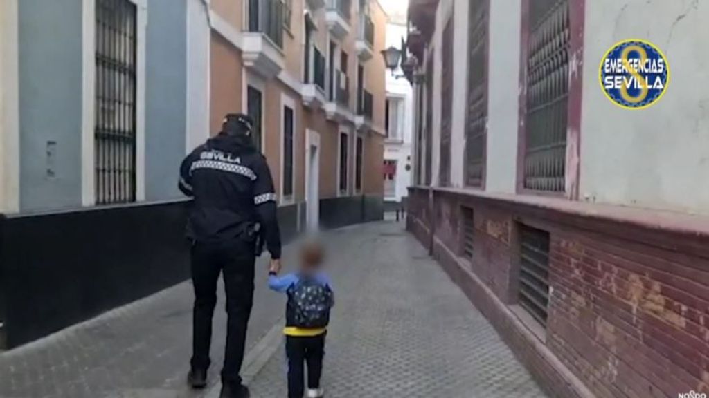 El emotivo camino al colegio de un policía de Sevilla y un niño de 3 años: su madre cayó al suelo y no podía llevarle a su excursión