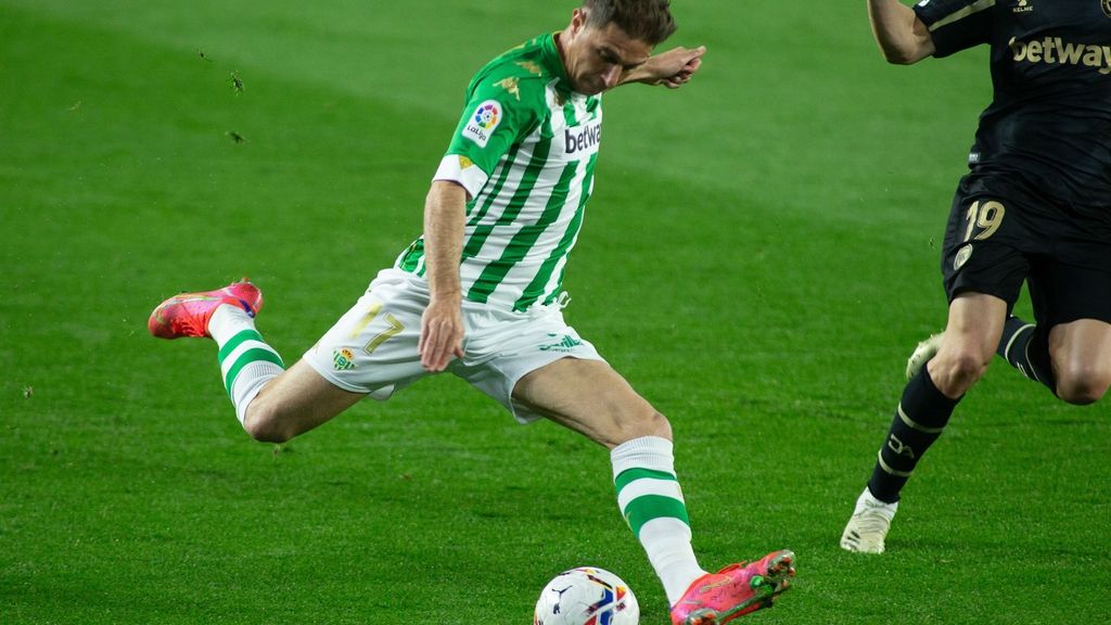 El jugador ha marcado ciento catorce goles y ha conseguido tres Copas del Rey a lo largo de su trayectoria deportiva