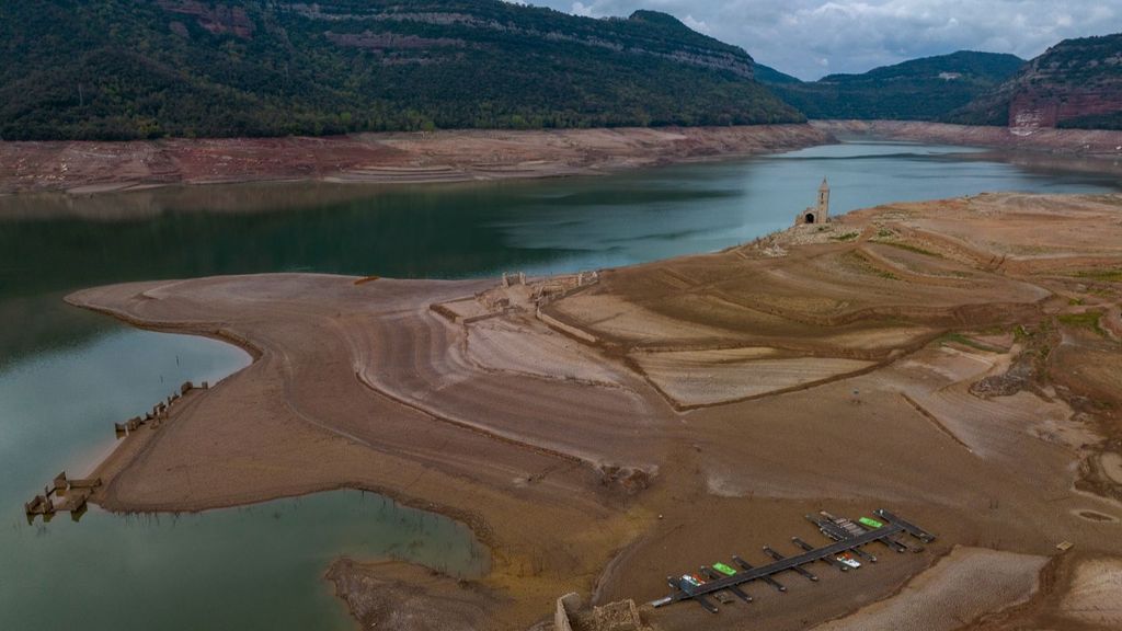 Imagen del pantano de Sau, este martes, con su iglesia visible así además de otras construcciones