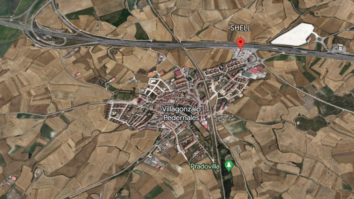 La gasolinera en la que se ha producido el tiroteo, a la entrada de Villagonzalo Pedernales