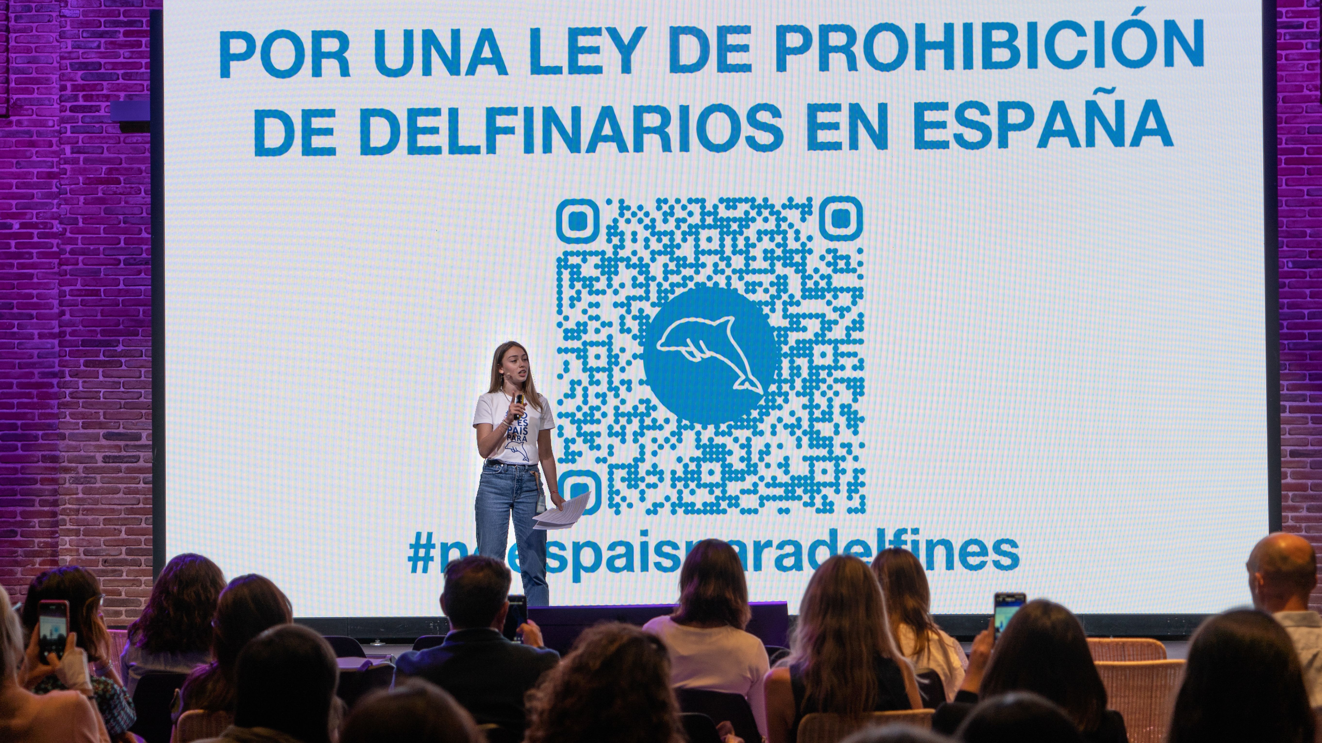 Olivia Mandle durante una charla