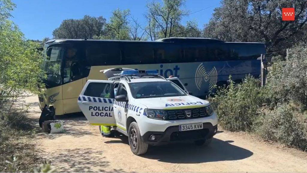 Un conductor de un autobús escolar muere al ser atropellado por un compañero en Valdemorillo, Madrid