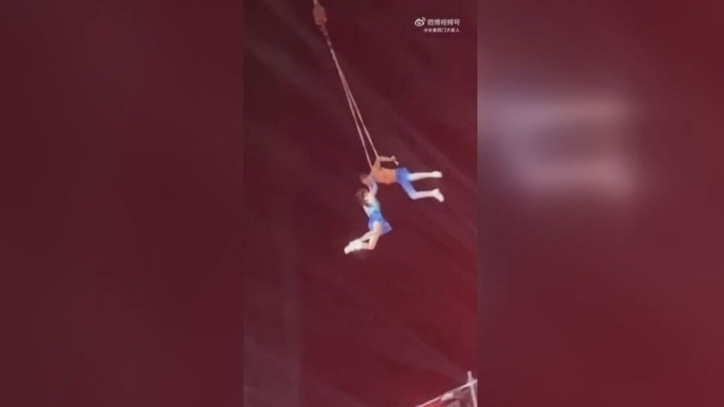 Una trapecista muere al caer al vacío durante una acrobacia con su marido en un espectáculo en China