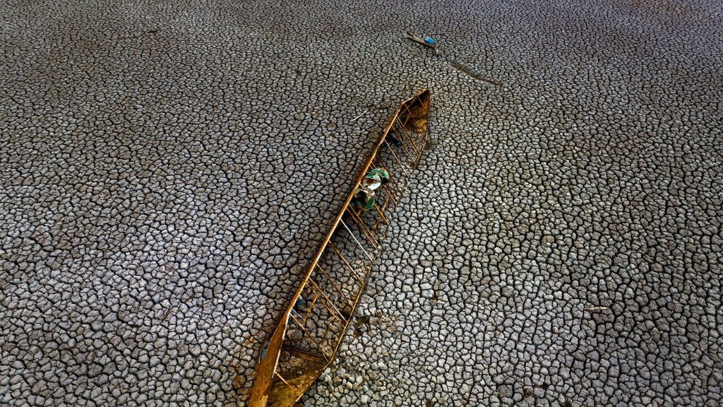 Una vieja barca reposa sobre el embalse de Sau, sin agua