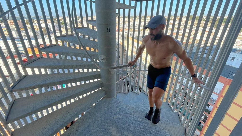 Doce horas subiendo y bajando las escaleras, el reto solidario de Abel para luchar contra el cáncer