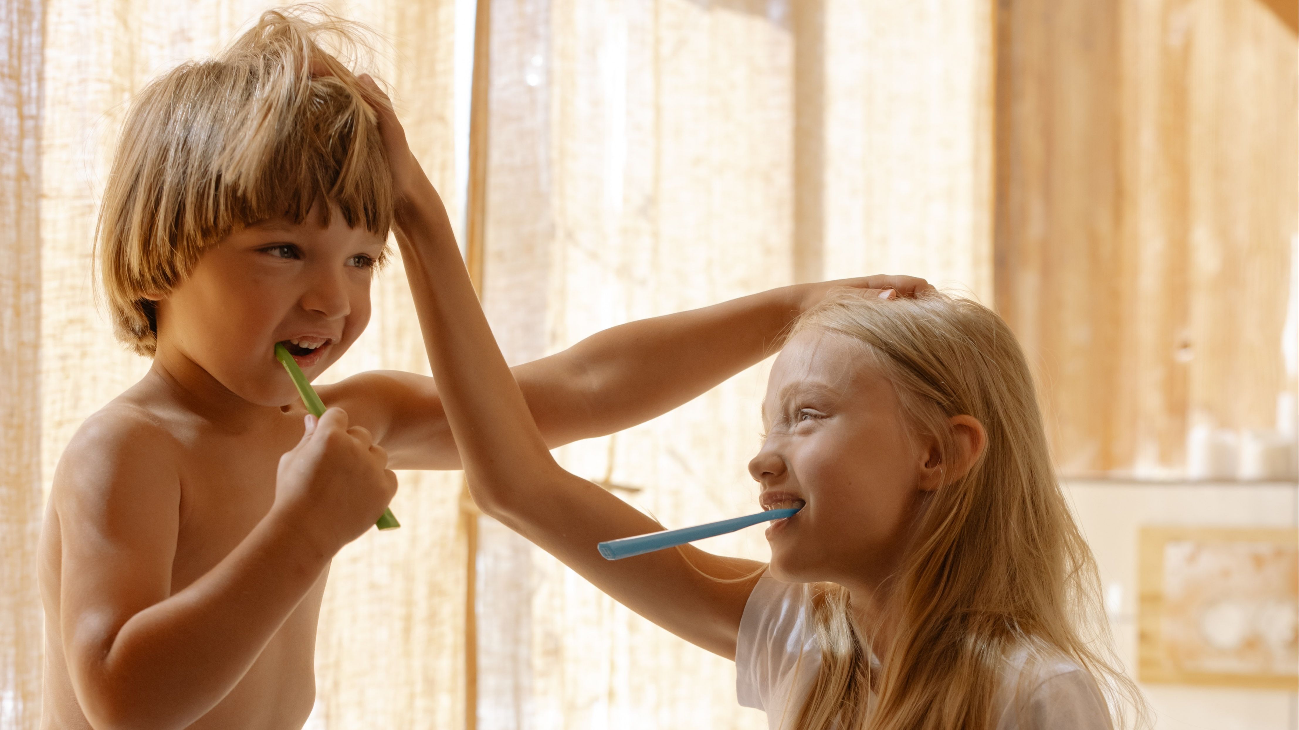 Deben lavarse los dientes después de cada comida. FUENTE: Pexels