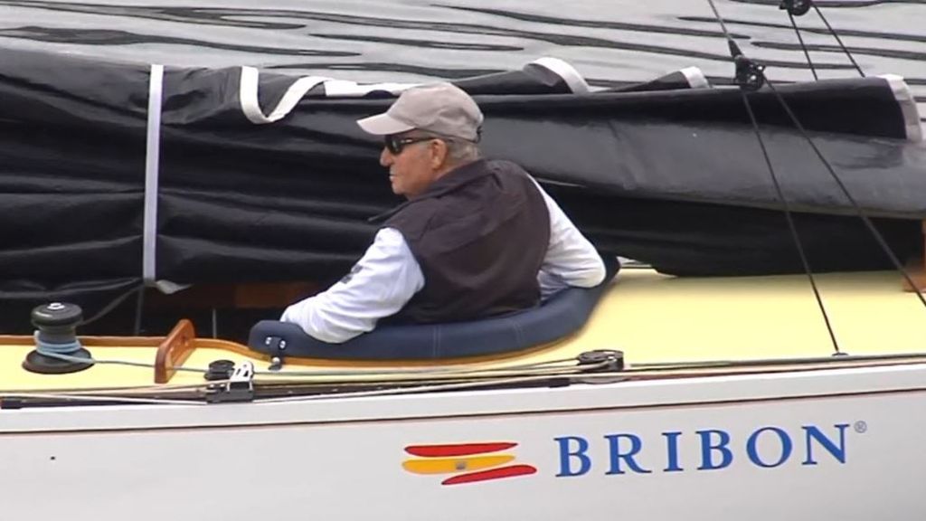Don Juan Carlos sale a navegar con el Bribón durante su segundo día en Sanxenxo