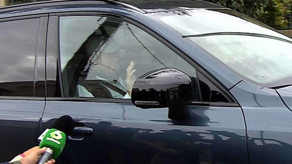 El rey emérito saliendo de la casa de Pedro Campos en coche.